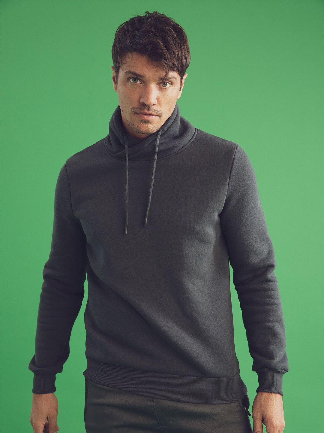

DeFacto Men Grey Solid Sweatshirt