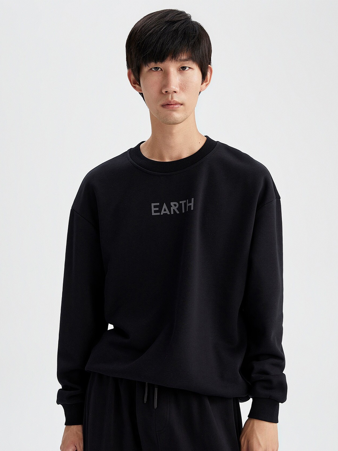 

DeFacto Men Black Cotton Sweatshirt