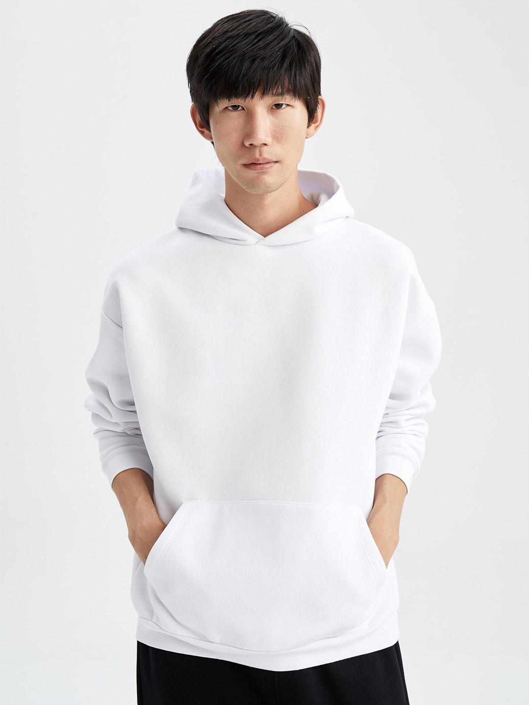

DeFacto Men White Solid Sweatshirt