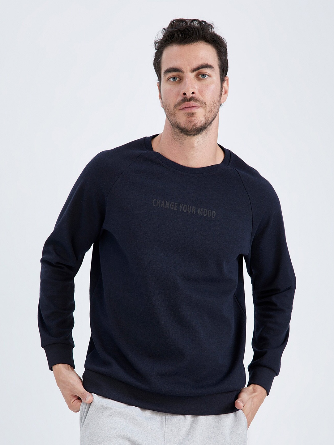 

DeFacto Men Navy Blue Solid Sweatshirt