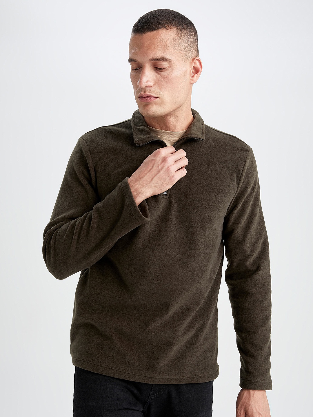 

DeFacto Men Brown Solid Sweatshirt