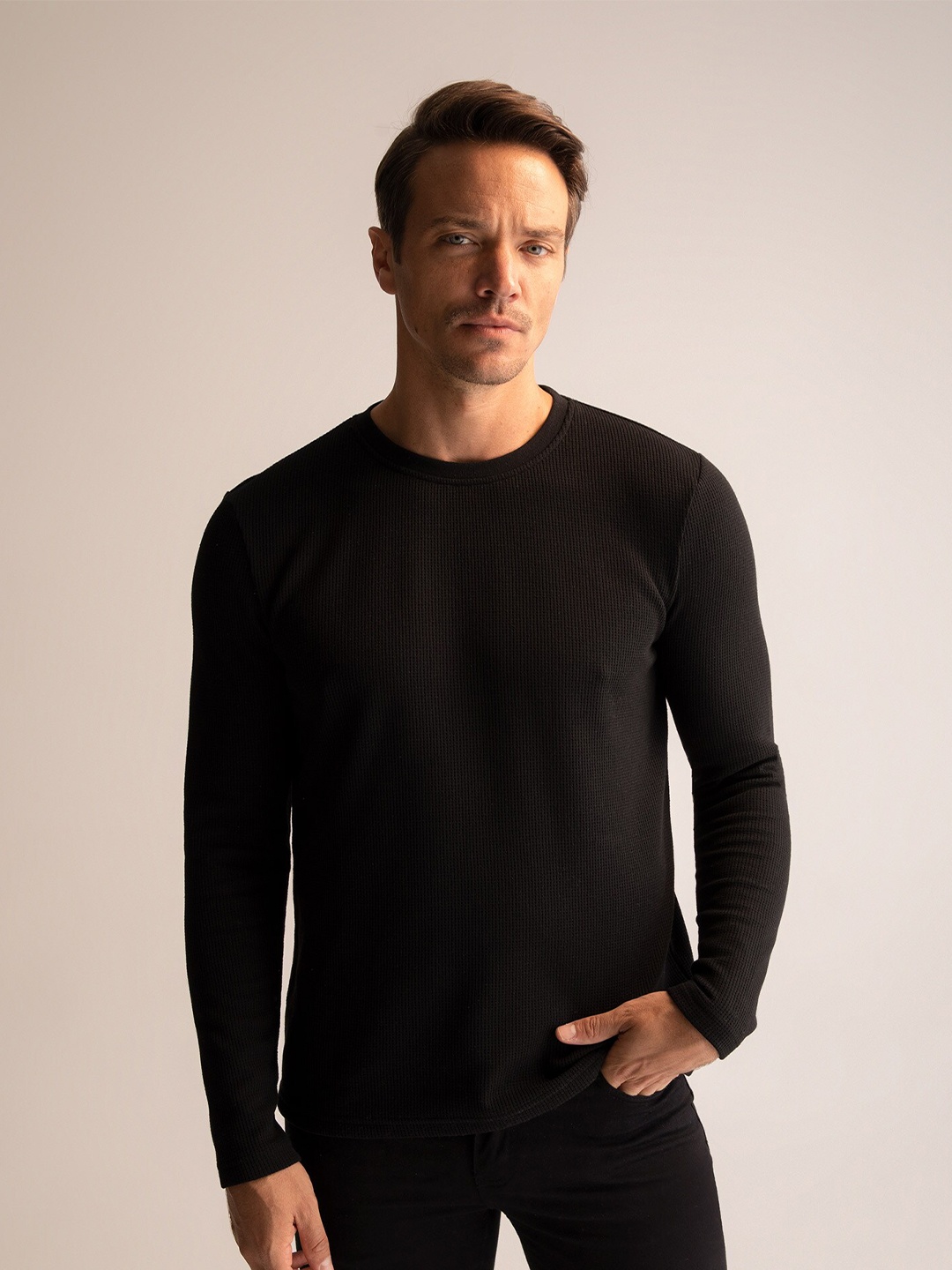 

DeFacto Men Black Solid Sweatshirt