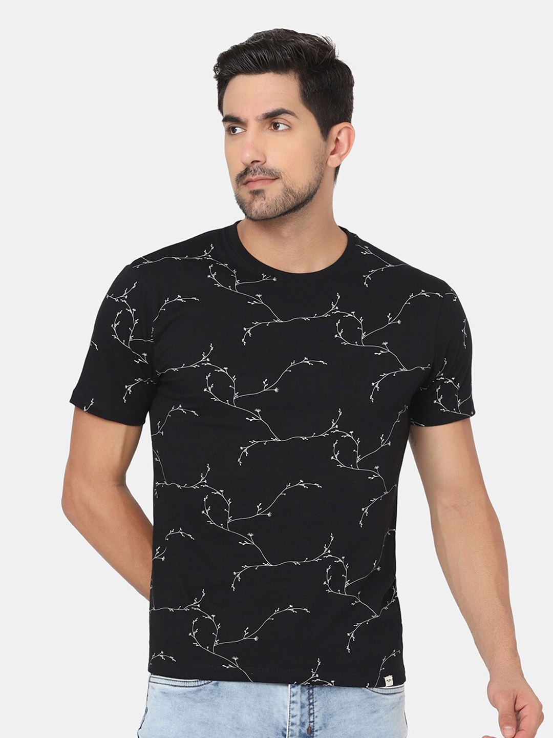 

Blackberrys Men Black & White Cotton Floral Printed Slim Fit T-shirt