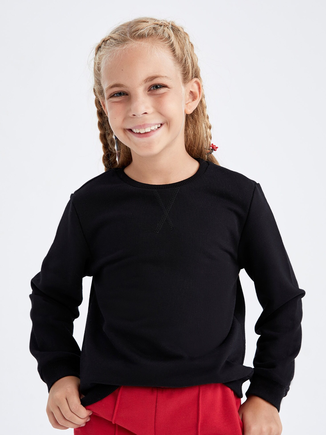 

DeFacto Girls Black Solid Round Neck Cotton Sweatshirt