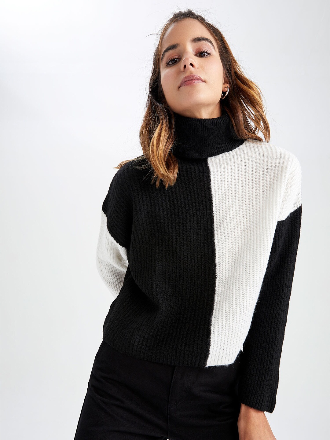 

DeFacto Women Black & White Colourblocked Pullover