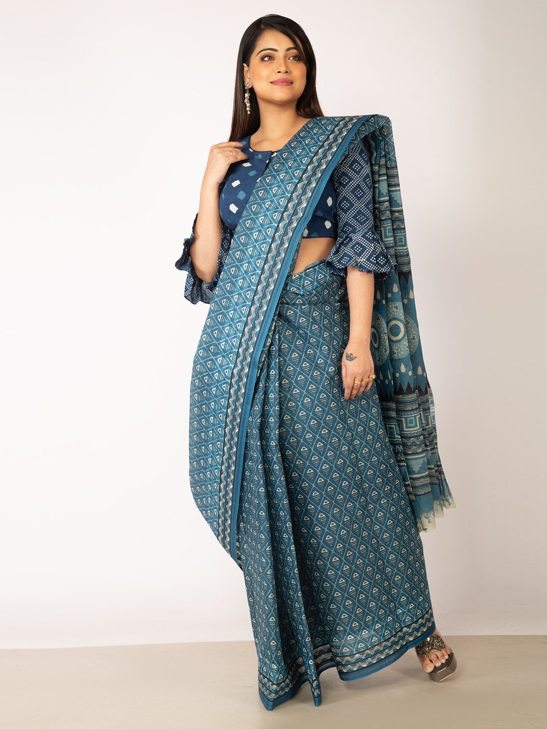 

Unnati Silks Blue & White Geometric Pure Cotton Kovai Saree