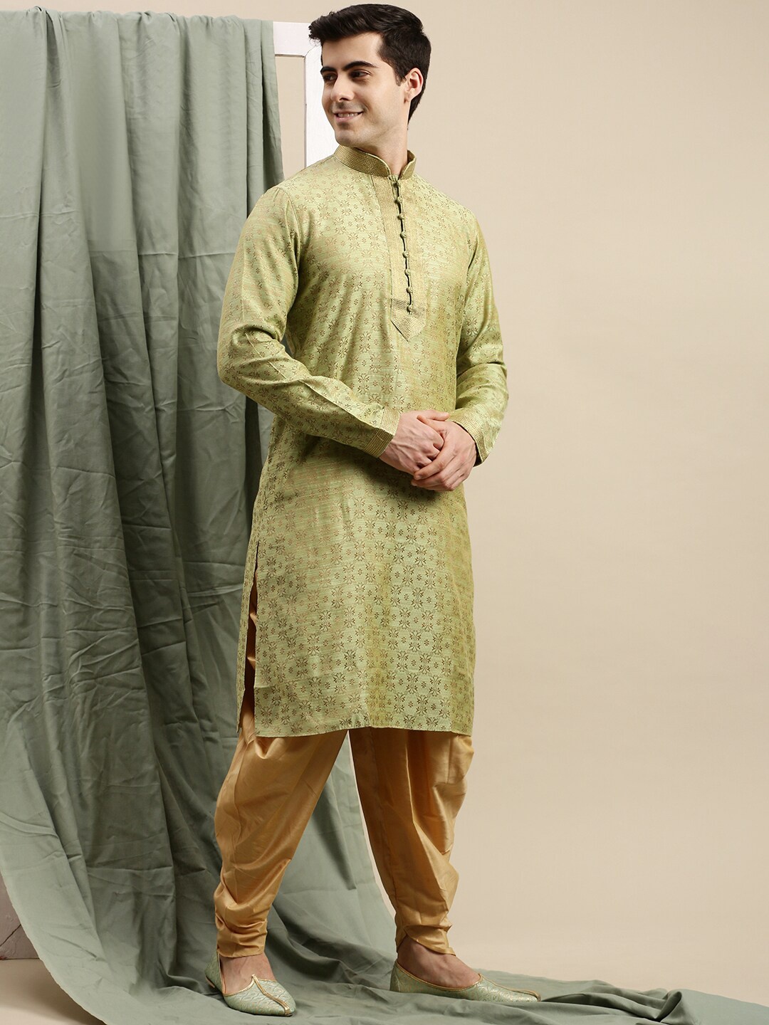 

Sanwara Men Green & Gold-Toned Geometric Pastels Kurta
