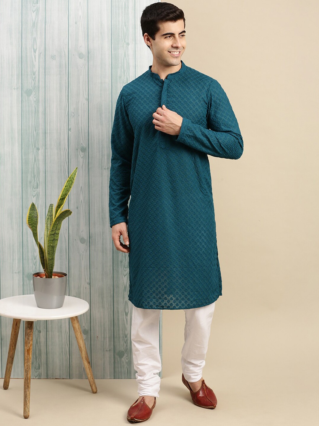 

Sanwara Men Green Floral Embroidered Chikankari Kurta