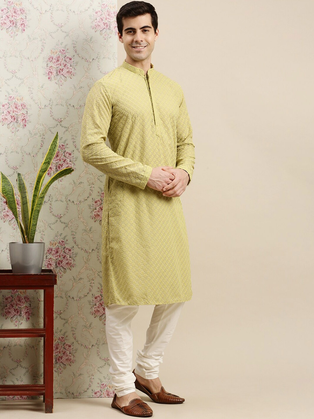 

Sanwara Men Green Floral Embroidered Chikankari Kurta