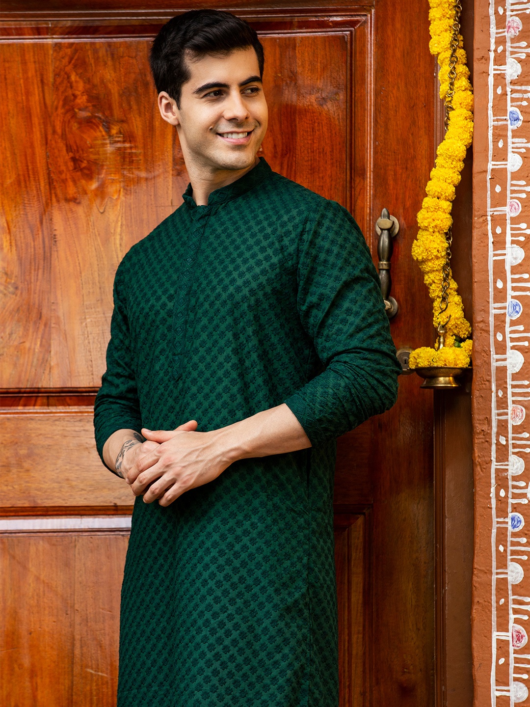 

Sanwara Men Green Floral Embroidered Chikankari Kurta