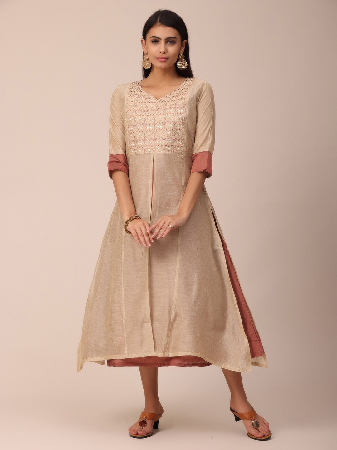 

NAYRA Beige & Maroon Bandhani Embroidered Chanderi Silk Panelled Kurti