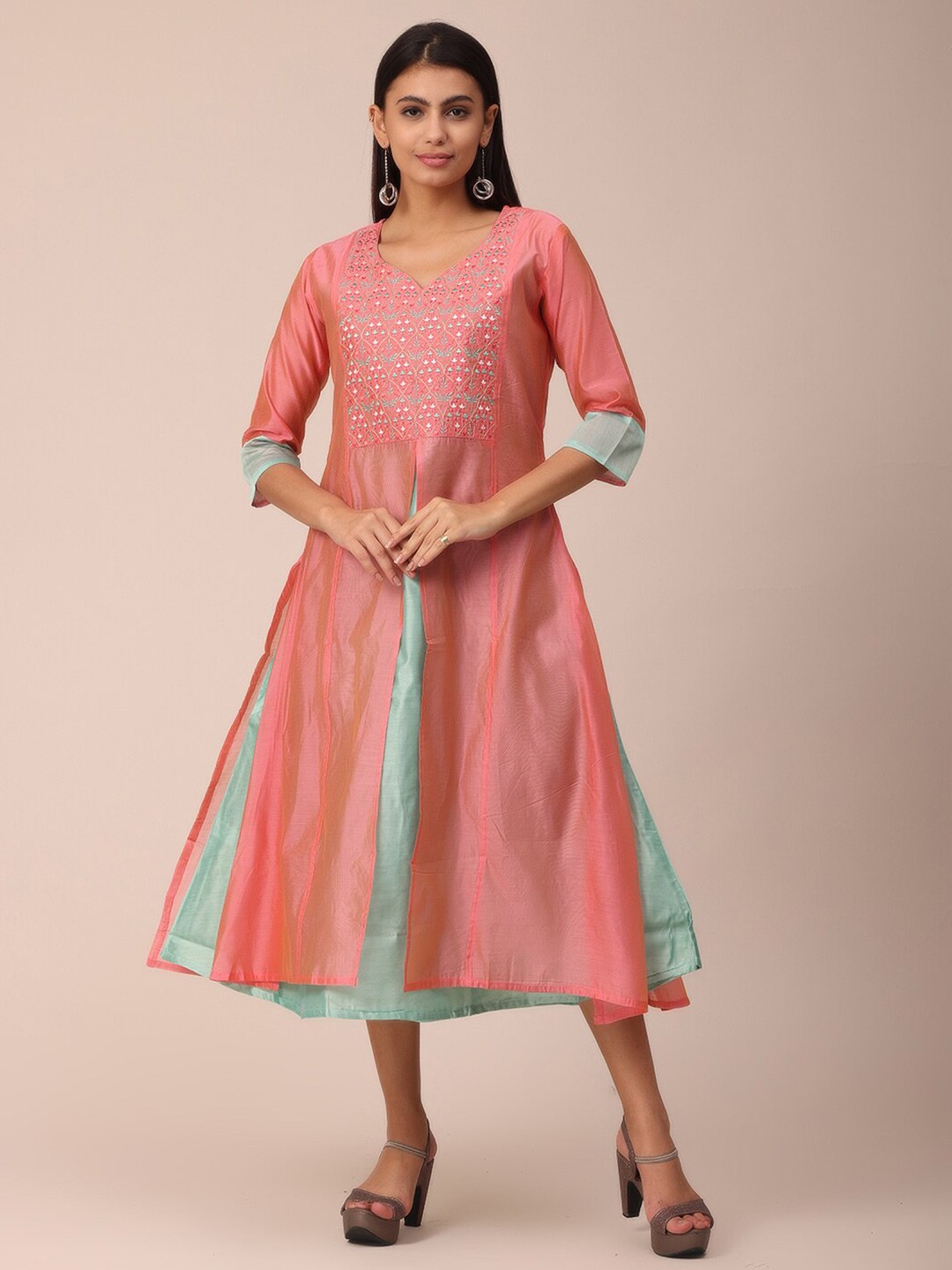 

NAYRA Women Pink & Blue Floral Embroidered Floral Chanderi Silk Kurta