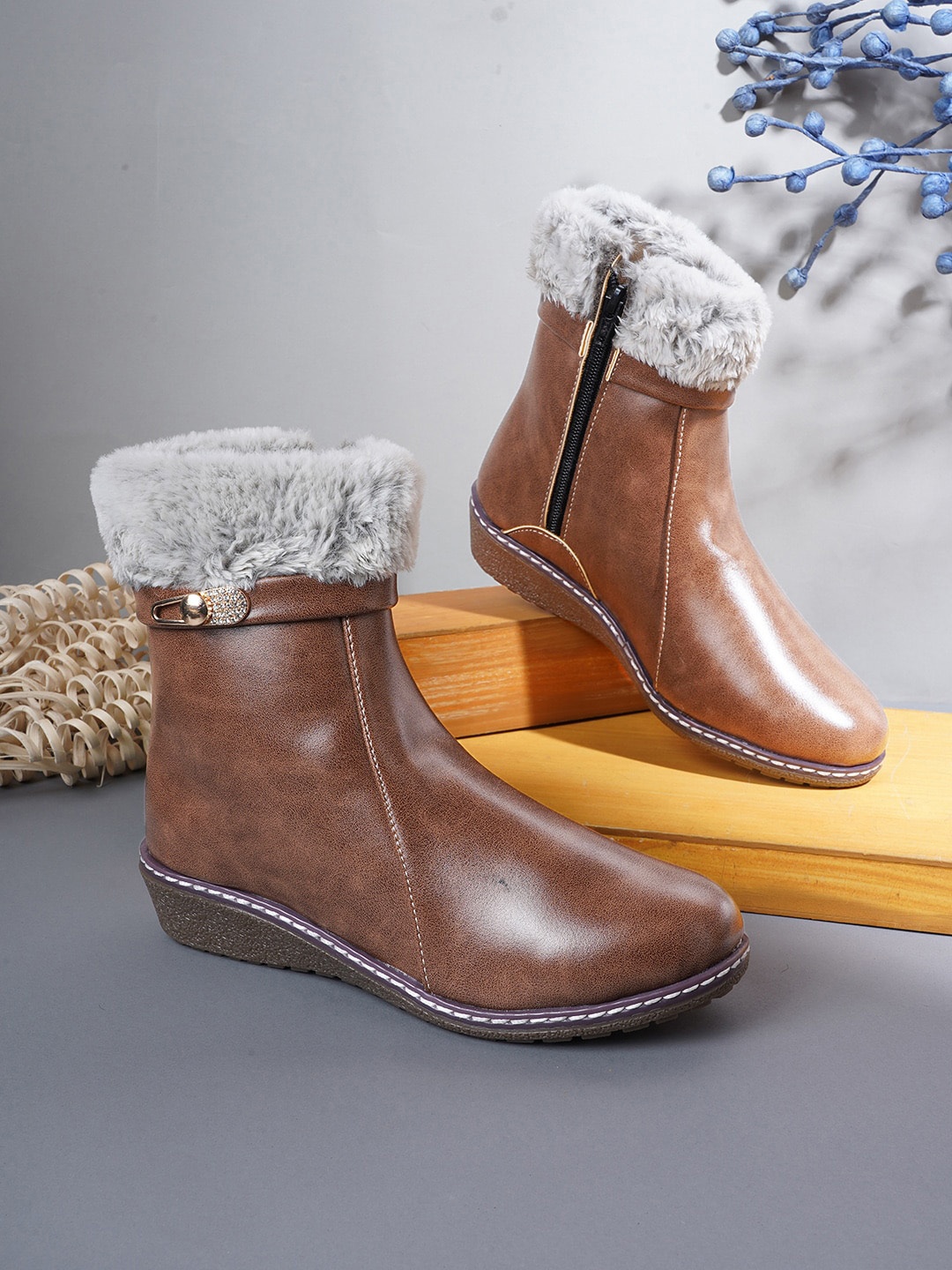 

EVERLY Women Brown Textured Fur Winter Boots