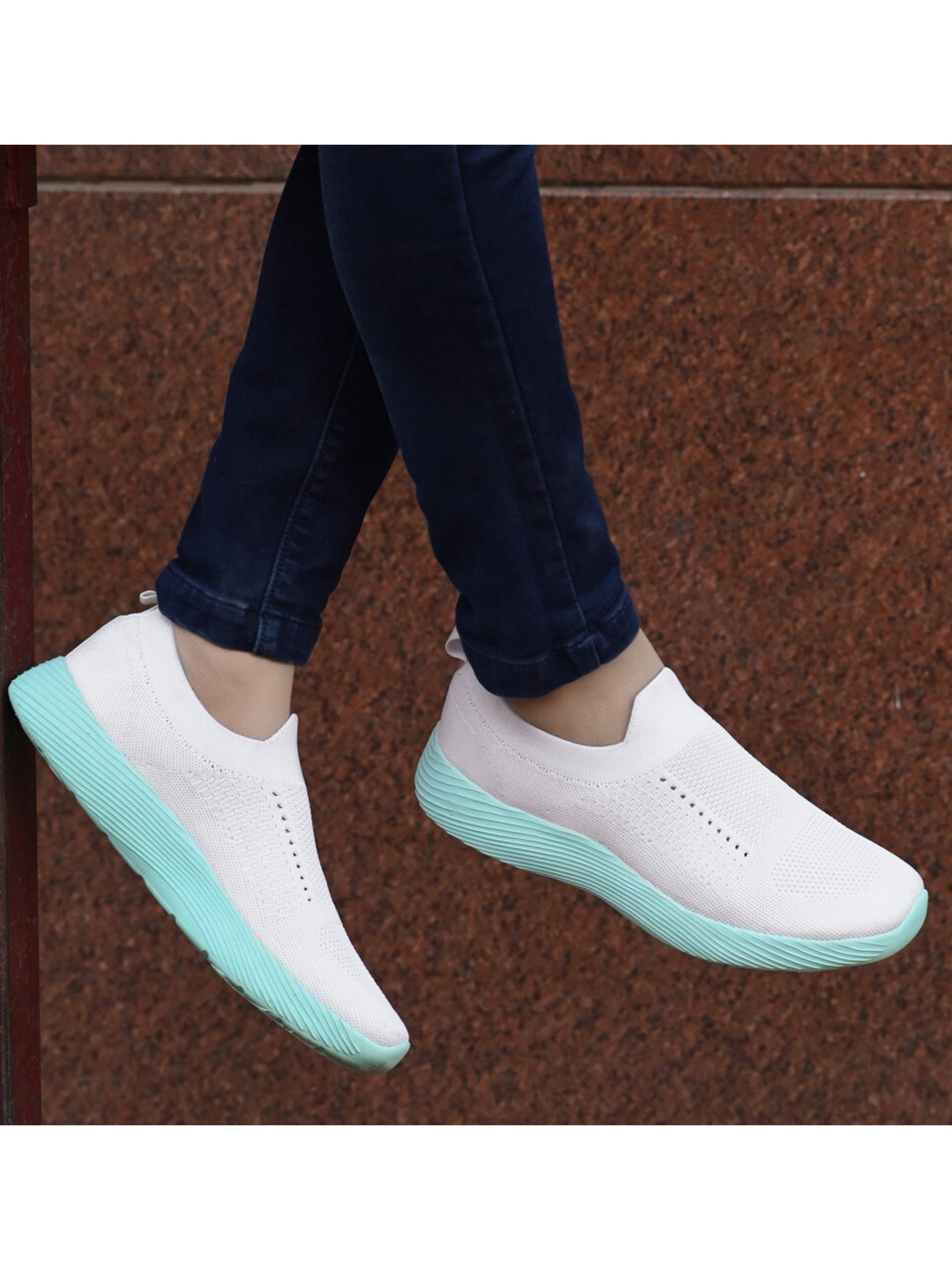 

Yuuki Men White Mesh Running Non-Marking Shoes