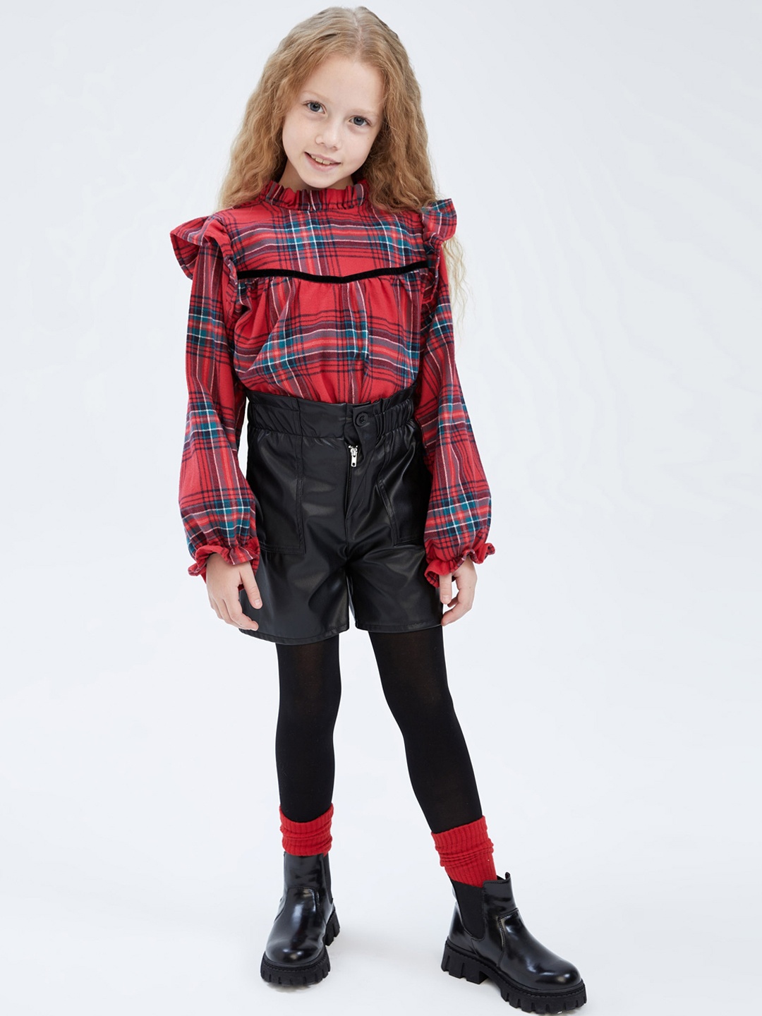 

DeFacto Girls Black Solid Shorts