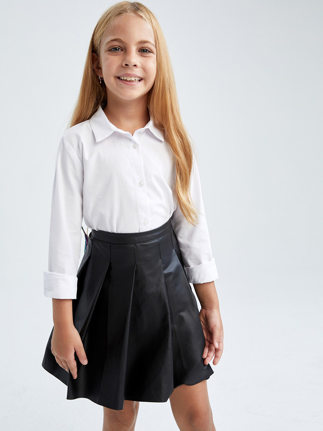 

DeFacto Girls Black Solid Above Knee Solid Divided Skirt