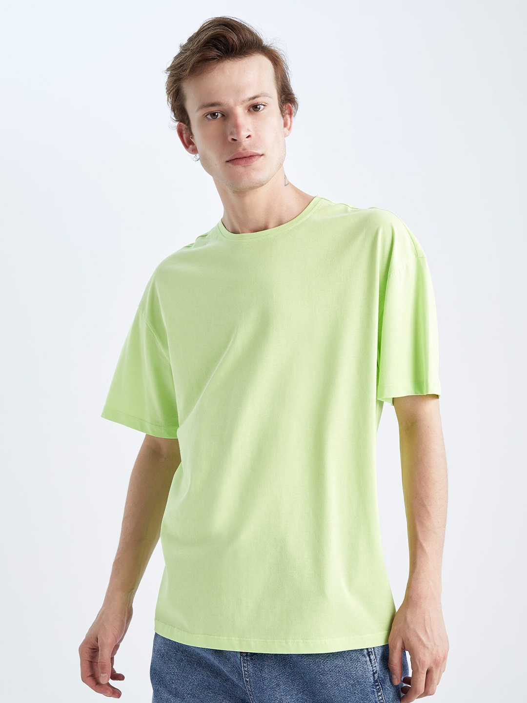 

DeFacto Men Green Solid T-shirt