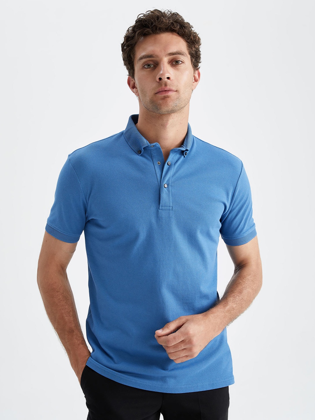 

DeFacto Men Blue Solid Polo Collar T-shirt