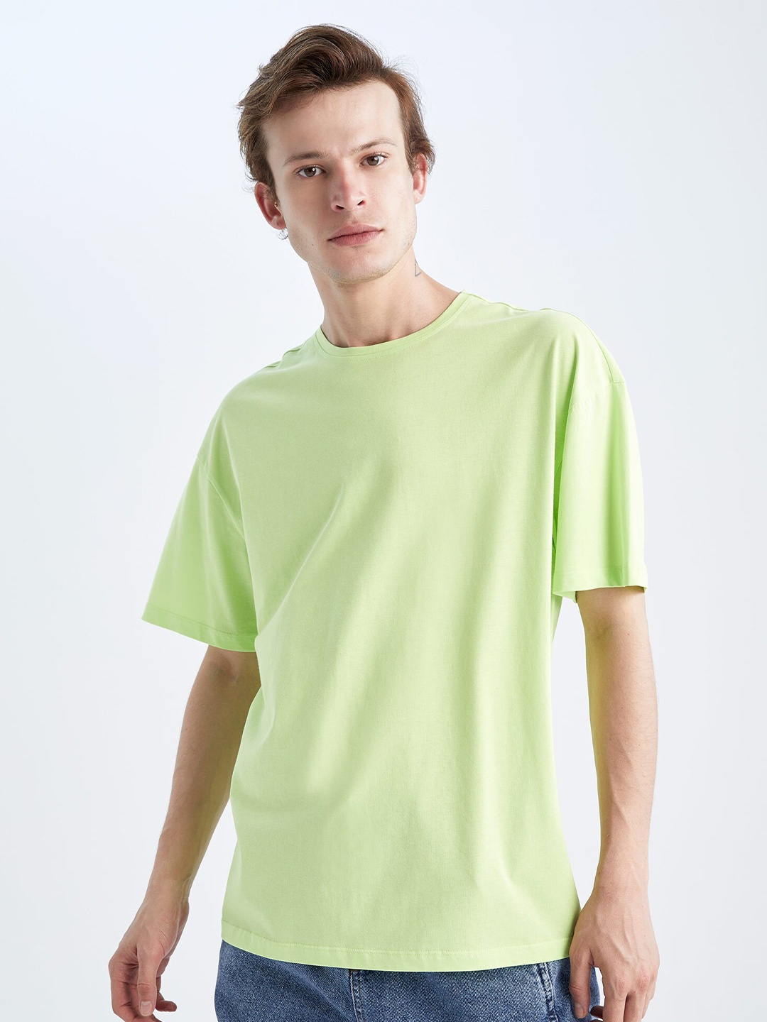 

DeFacto Men Green Solid T-shirt