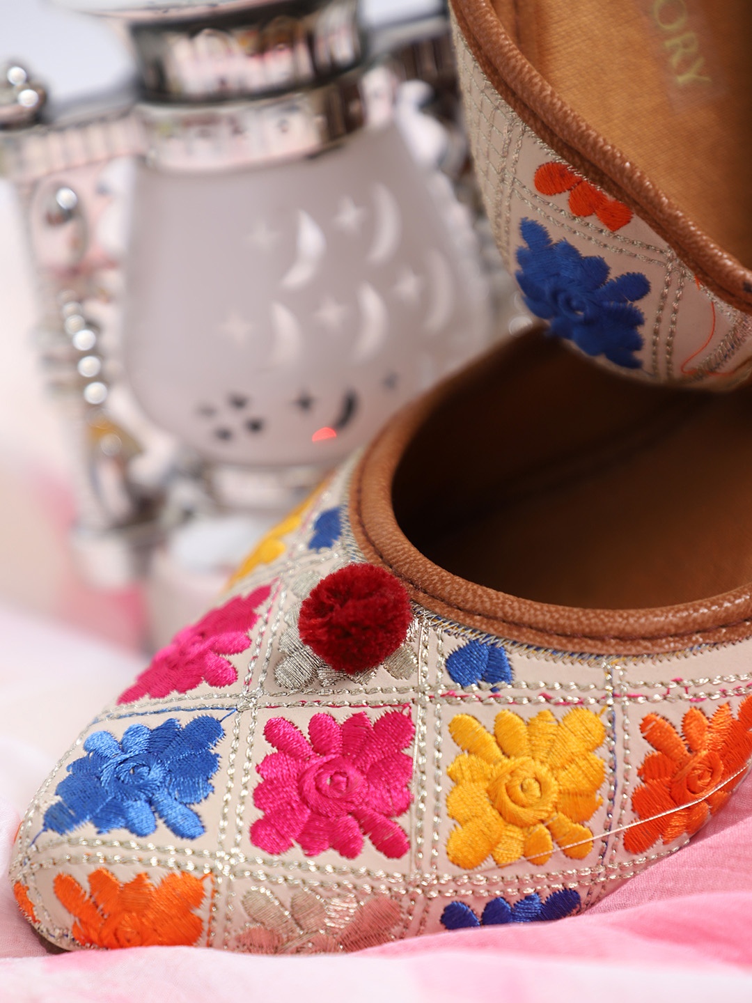 

GLAM STORY Women White Ethnic Mojaris Flats