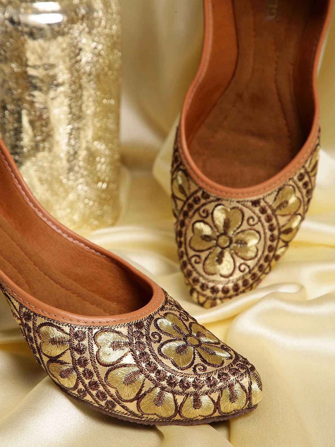 

GLAM STORY Women Cream-Coloured Ethnic Mojaris Flats