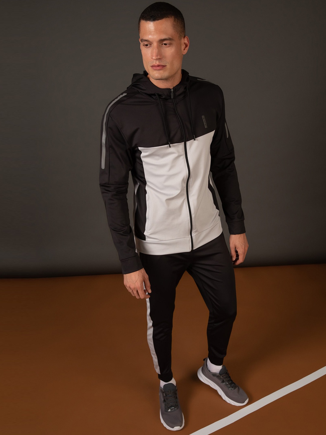 

DeFacto Men Black & White Colourblocked Regular Fit Joggers