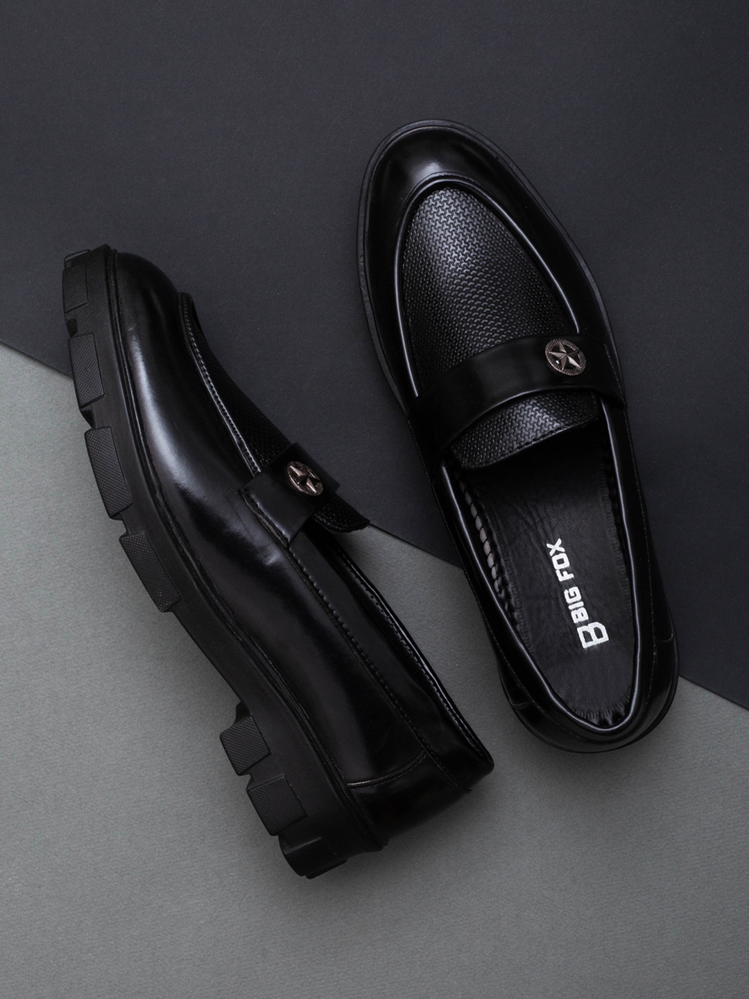 

Big Fox Men Black Textured Loafers