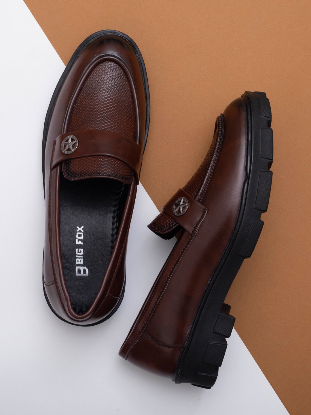 

Big Fox Men Brown Textured Loafers