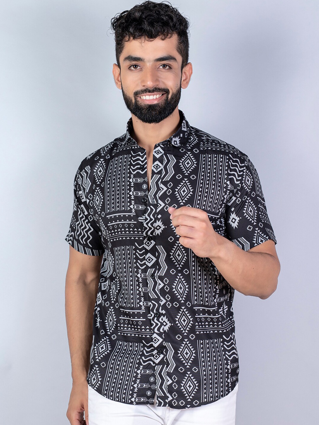 

Tistabene Men Black & White Geometric Printed Casual Shirt