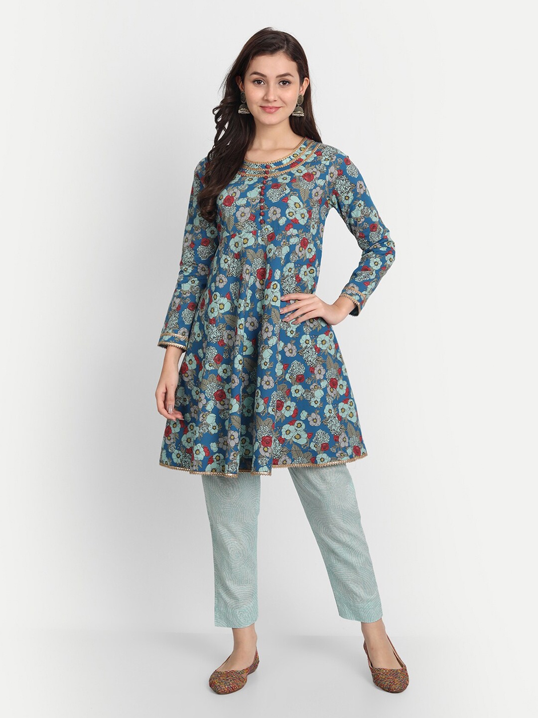 

Jilmil Women Blue Floral Printed Kurta with Trousers