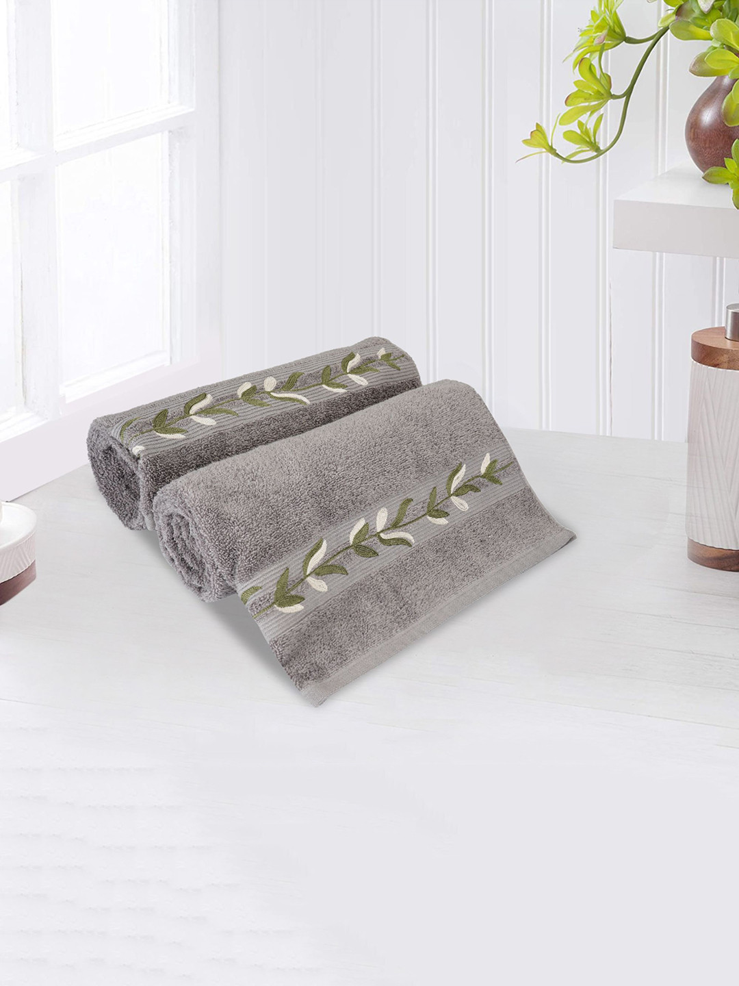 

LUSH & BEYOND Grey Printed 500 GSM Pure Cotton Bath Towels