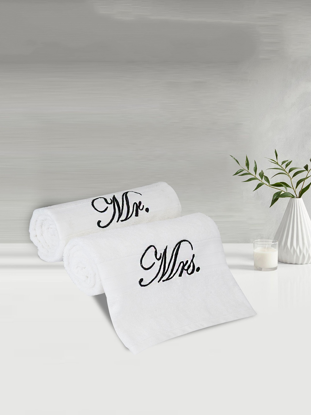 

LUSH & BEYOND Set of 2 White Solid Bath Towels
