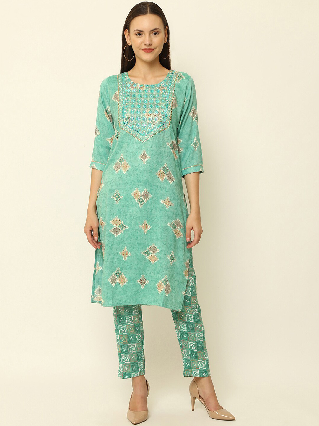 

Vastralay Women Green Floral Printed Mirror Work Kurta with Trousers