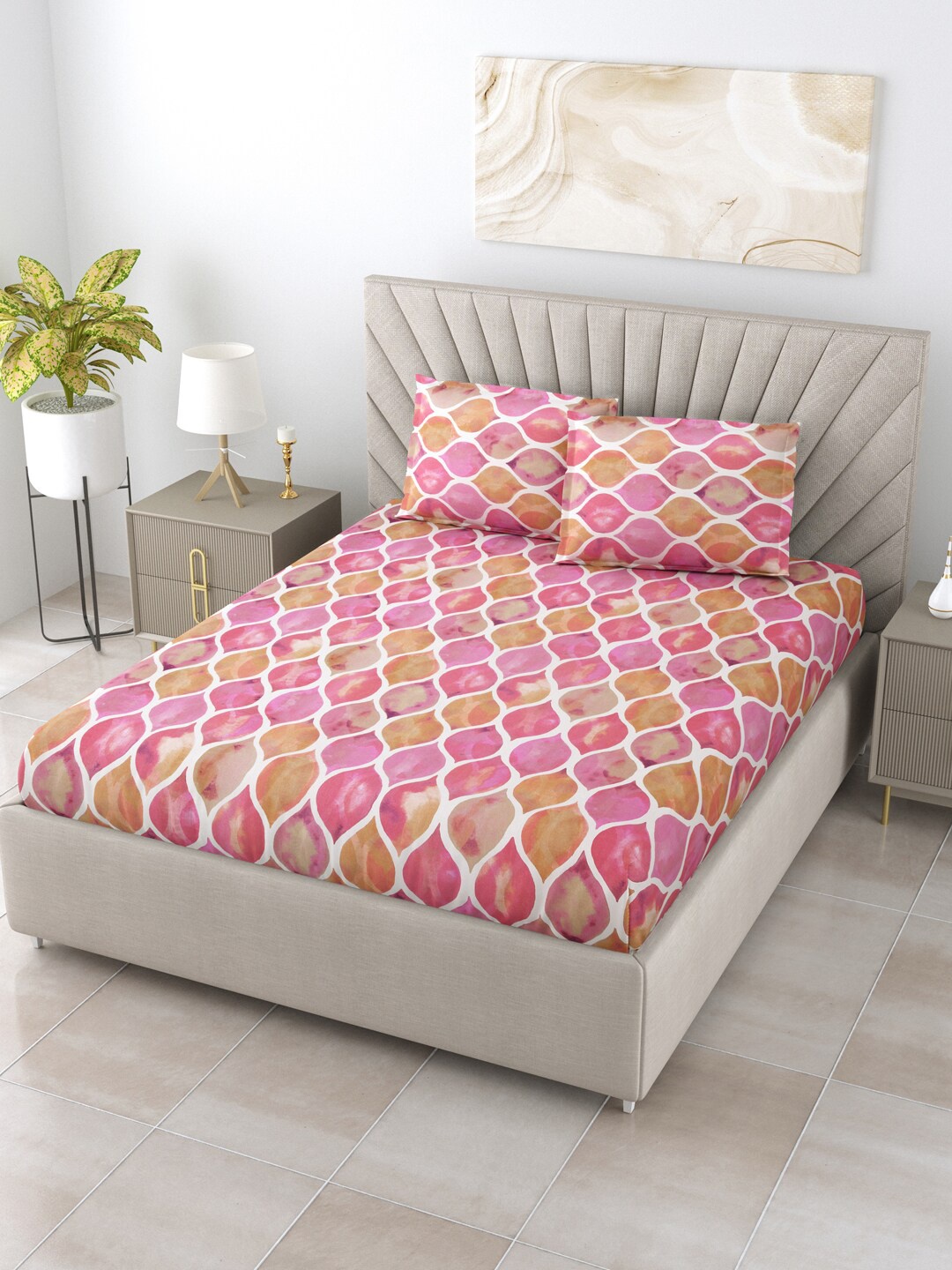 

BOMBAY DYEING White & Pink Geometric 104 TC Queen Bedsheet with 2 Pillow Covers