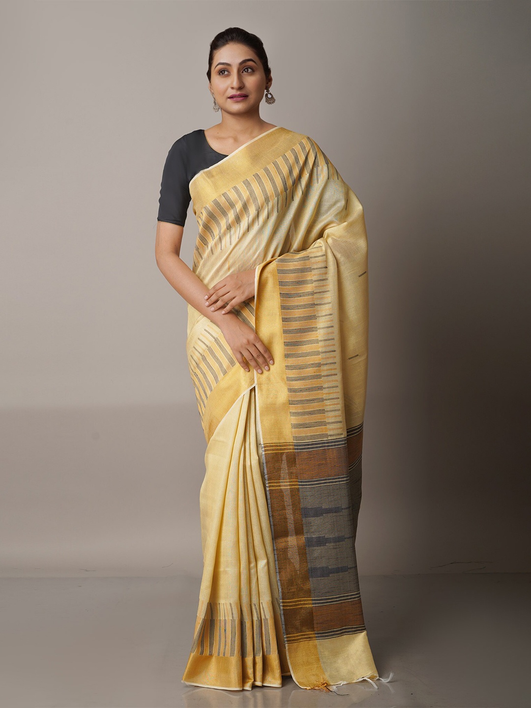 

Unnati Silks Cream-Coloured & Gold-Toned Woven Design Zari Silk Blend Jamdani Saree