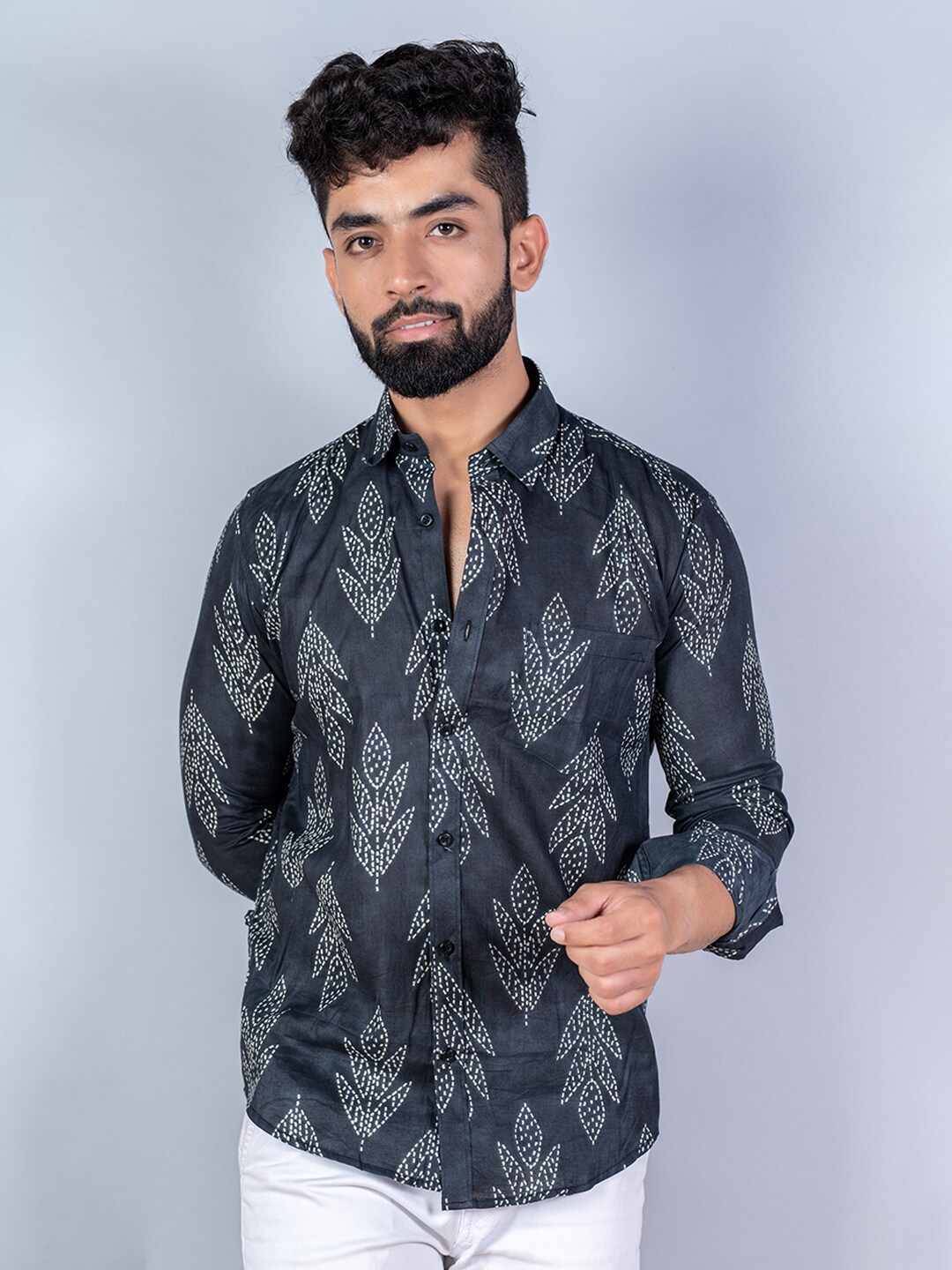 

Tistabene Men Black & White Floral Printed Cotton Casual Shirt