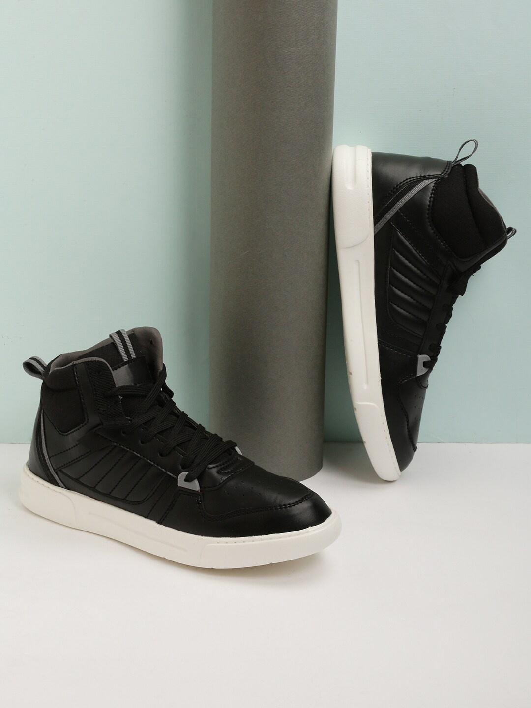 

HIGHLANDER Men Black Perforations Sneakers