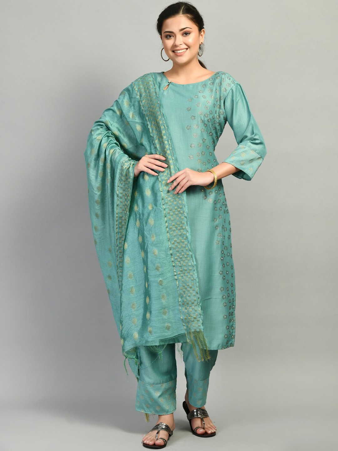 

DesiNoor com Women Green Floral Embroidered Beads and Stones Kurta with Trousers & With Dupatta