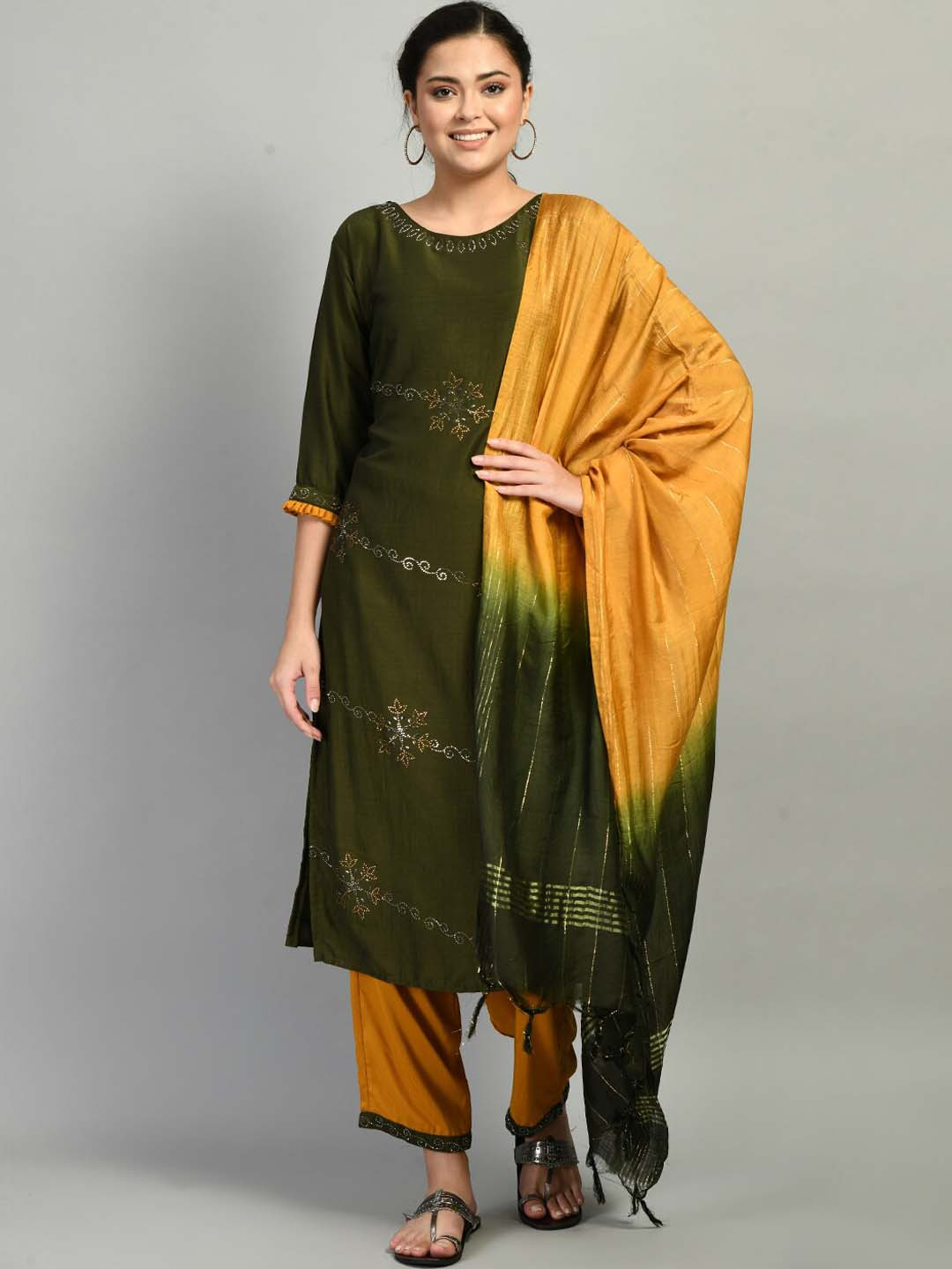 

DesiNoor com Women Green Floral Kurta with Trousers & Dupatta