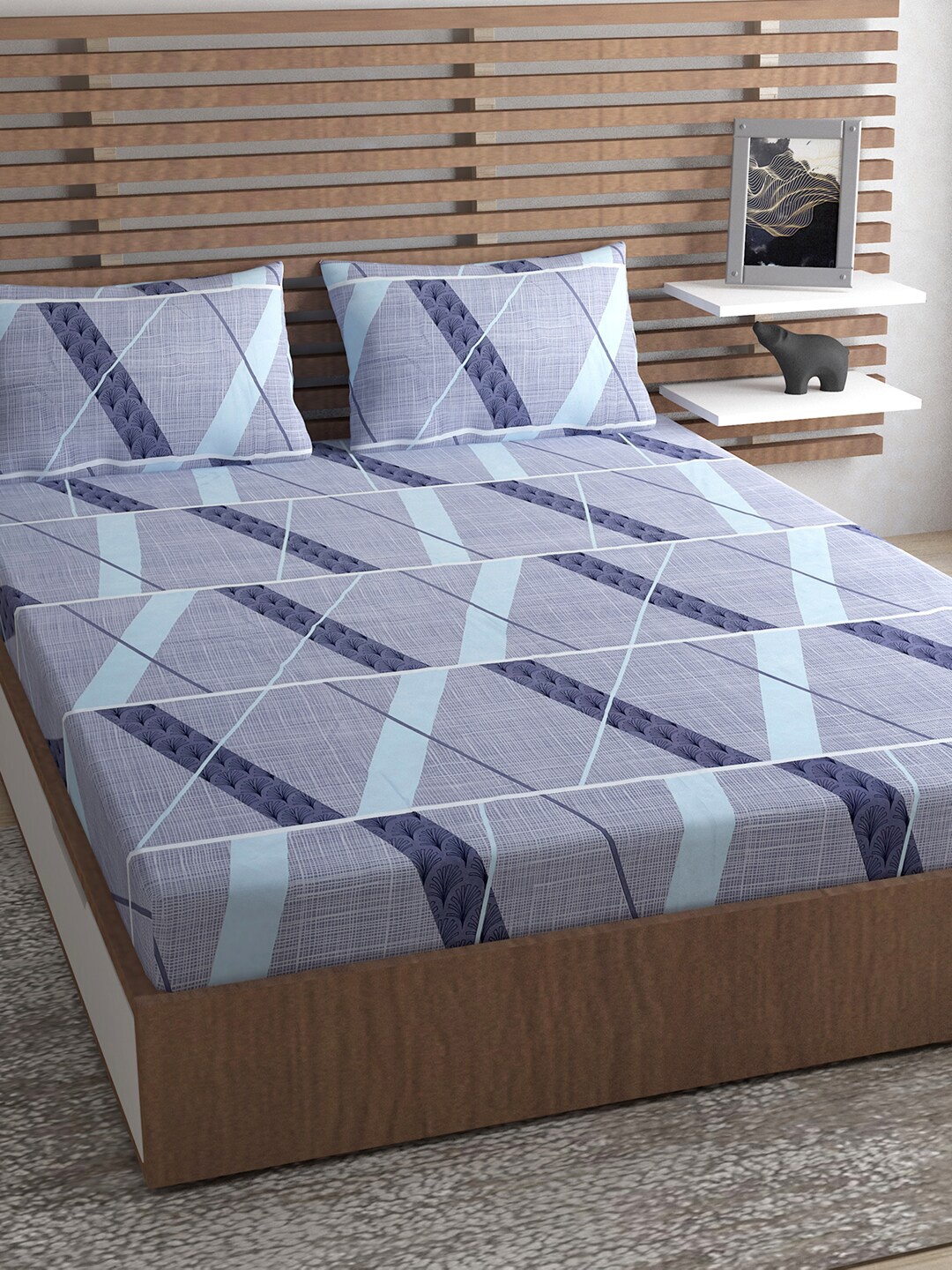 

Urban Magic Grey & White Geometric 140 TC Queen Bedsheet with 2 Pillow Covers