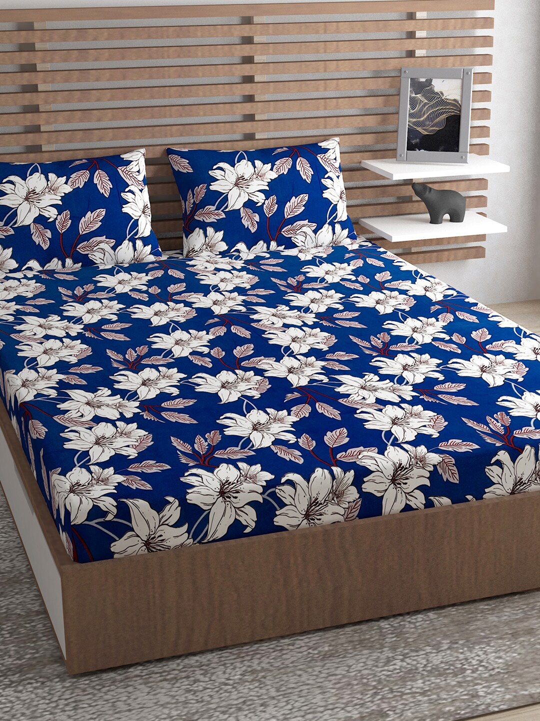 

Urban Magic Blue & White Floral 160 TC Queen Bedsheet with 2 Pillow Covers