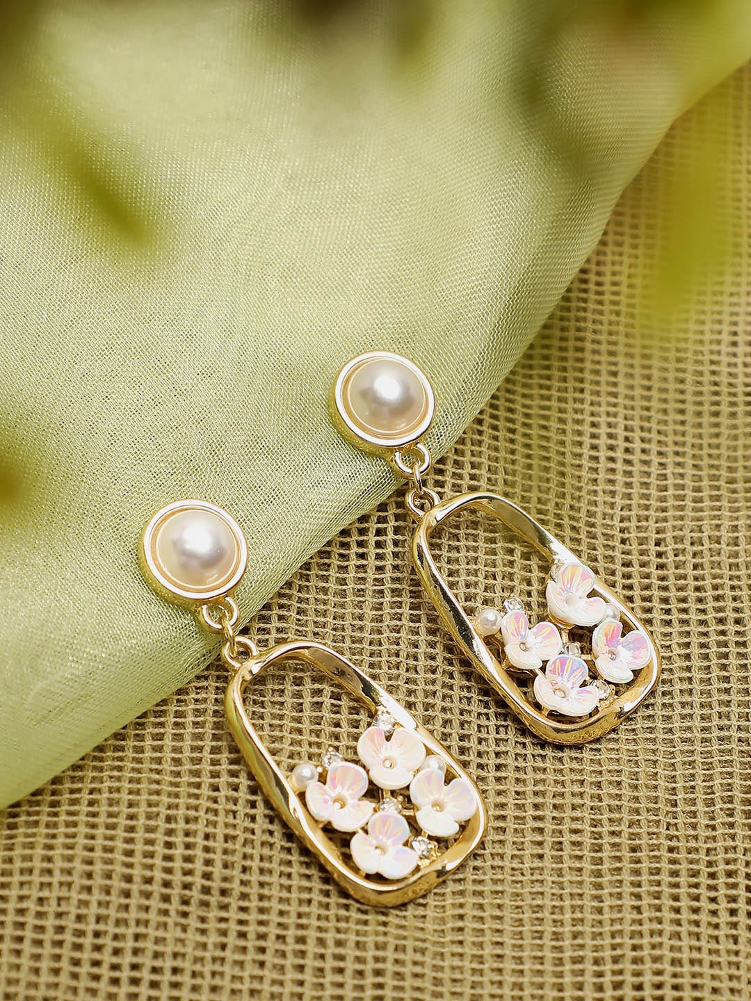 

SOHI Gold-Plated & White Contemporary Pearls Drop Earrings