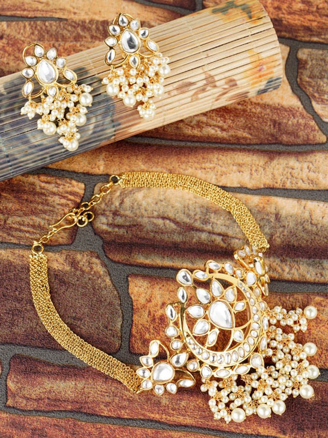 

AURAA TRENDS Women 22KT Gold-Plated & White Kundan Necklace and Earrings