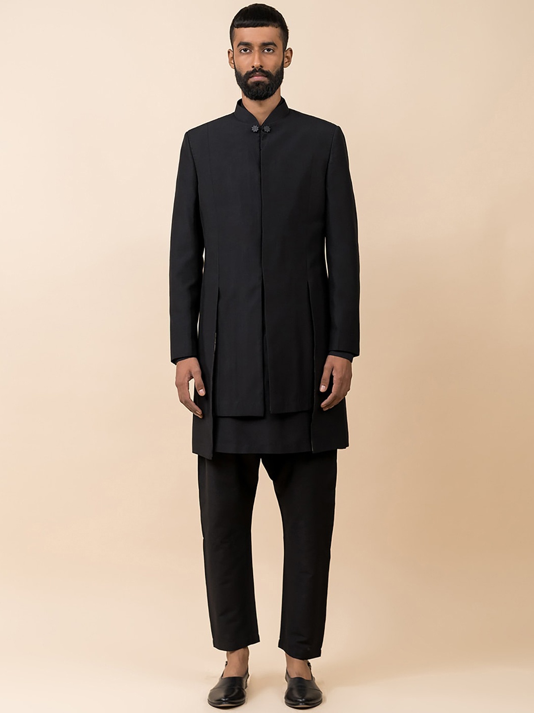 

Tasva Men Black Solid Mandarin Collar Sherwani