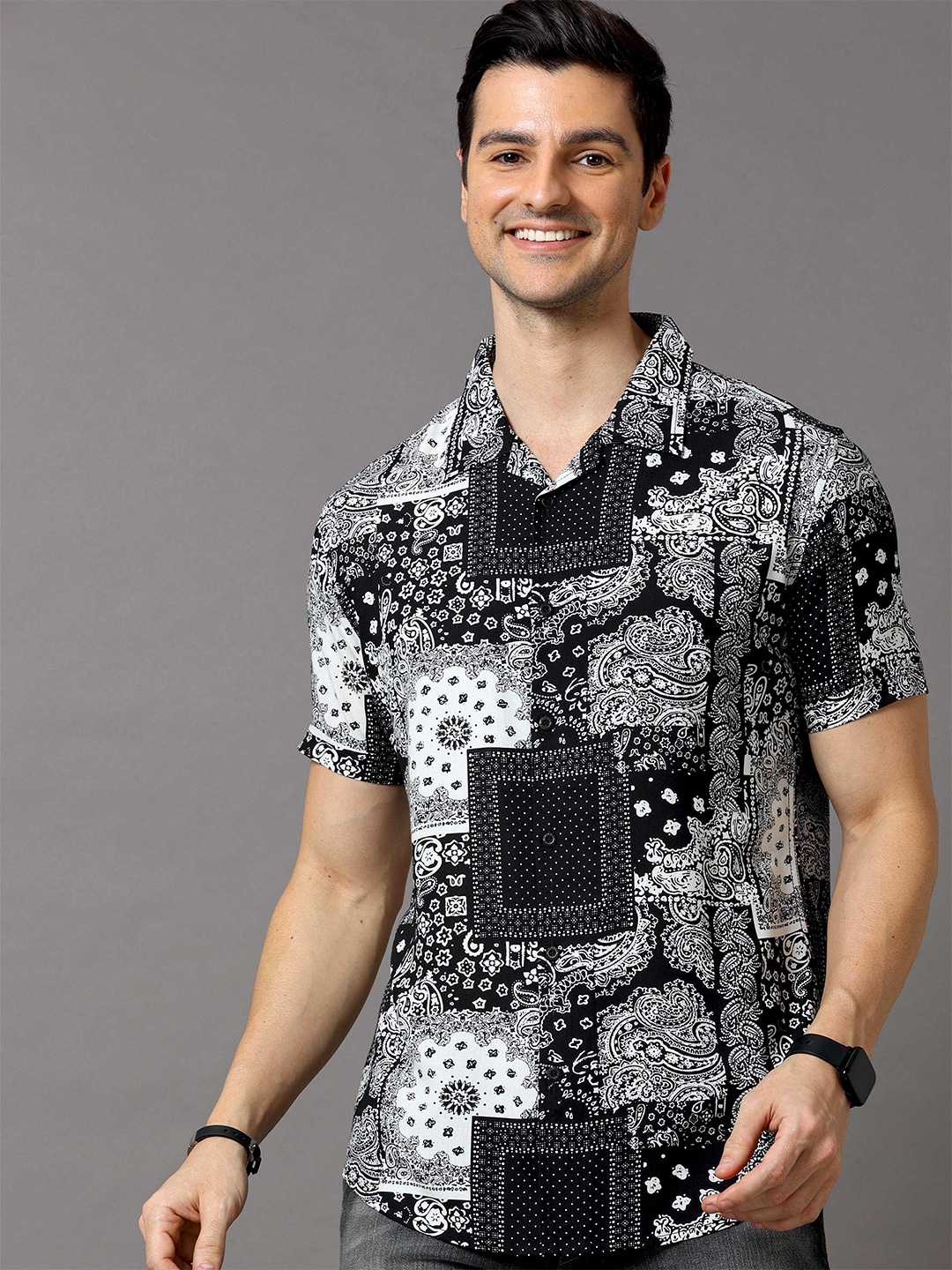 

HERE&NOW Men Black & White Printed Short Sleeves Casual Shirt