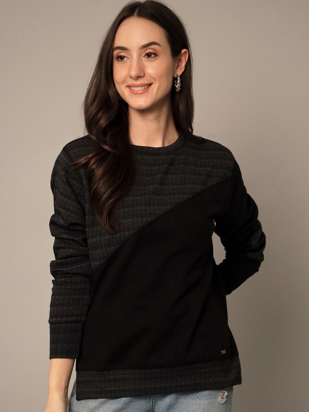 

Yaadleen Women Black & Grey Colourblocked Sweatshirt