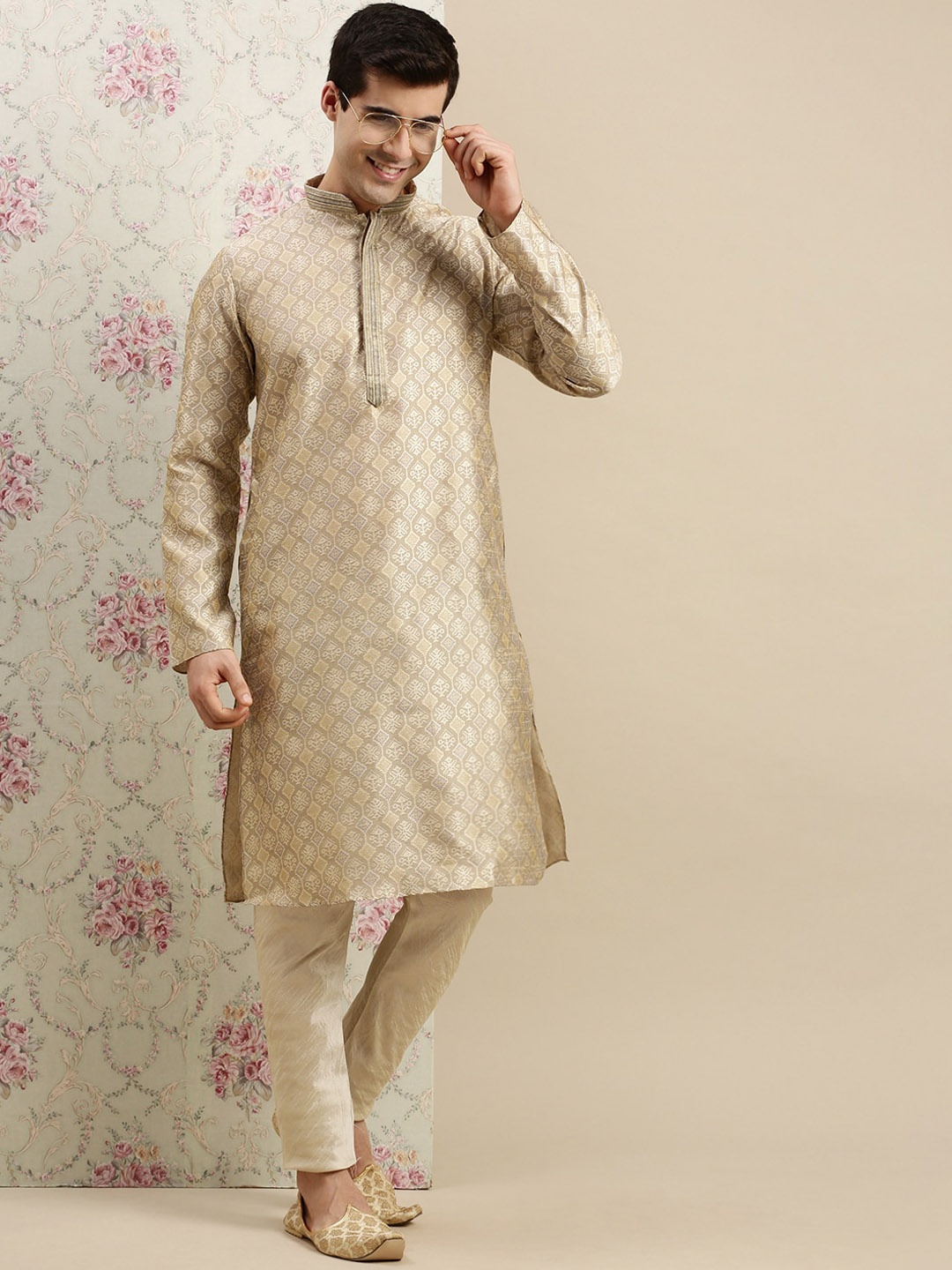 

Sanwara Men Cream-Coloured Kurta with Pyjama