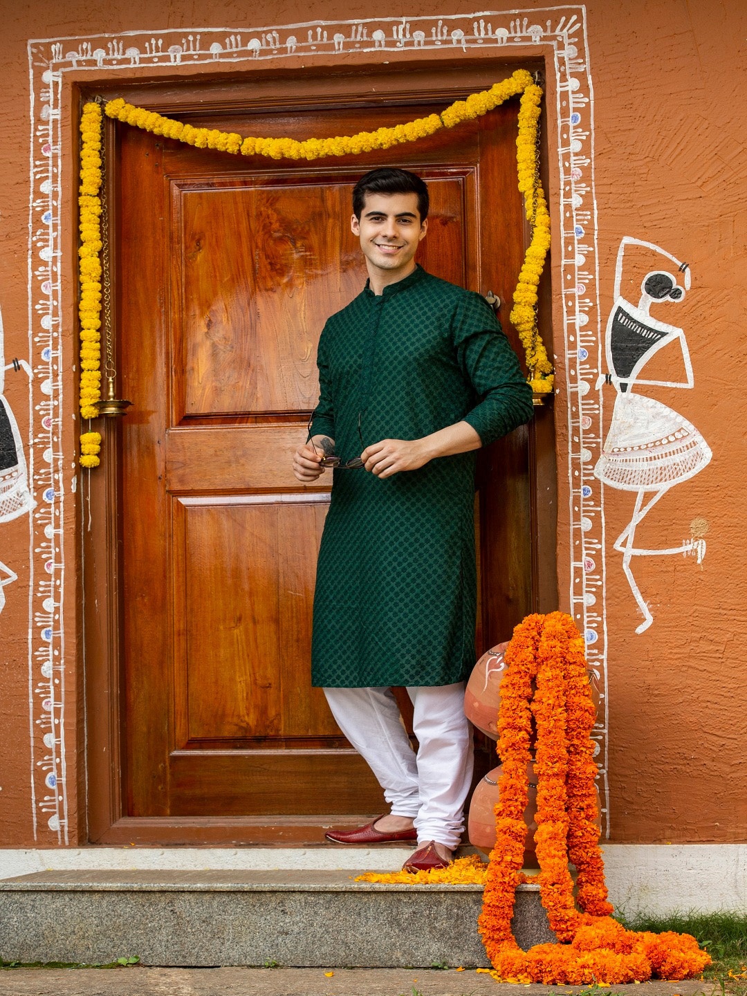 

Sanwara Men Green Embroidered Chikankari Pure Cotton Kurta with Pyjamas