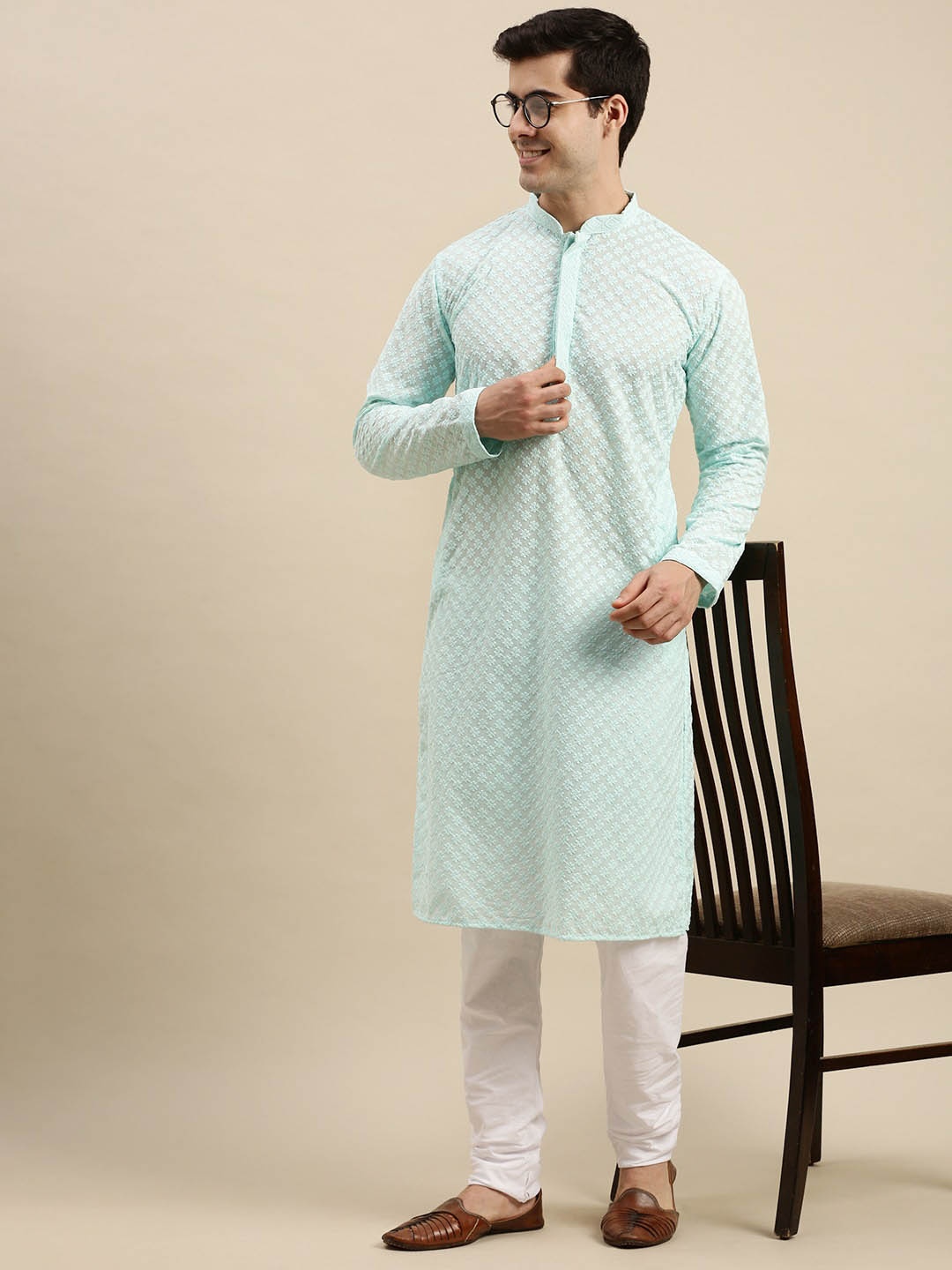 

Sanwara Men Green Floral Embroidered Chikankari Pure Cotton Kurta with Pyjamas