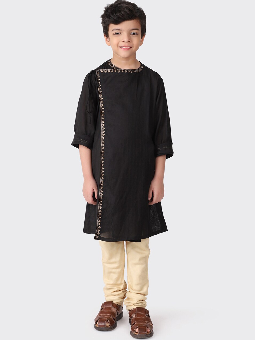 

Fabindia Boys Black & Gold-Toned Thread Work Kurta